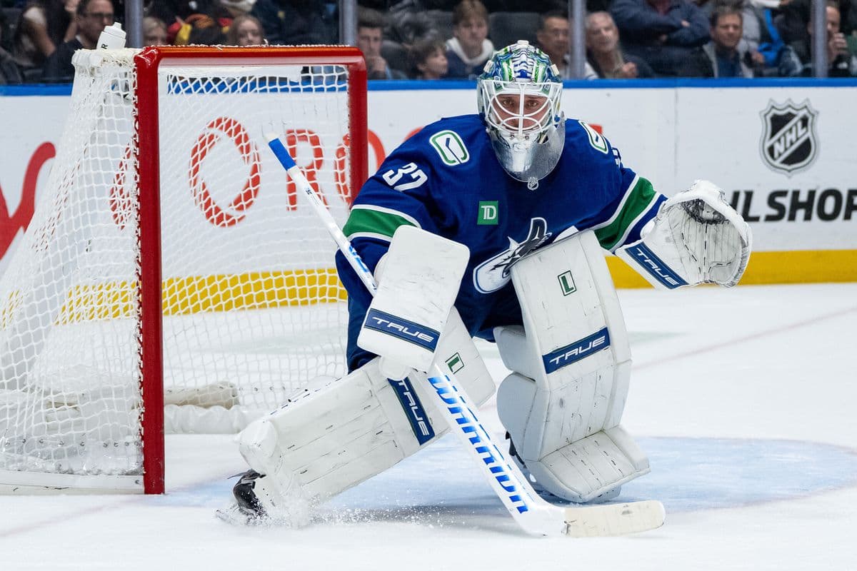 Vancouver Canucks prichádzajú o brankára Lankinena, šancu dostane Patera