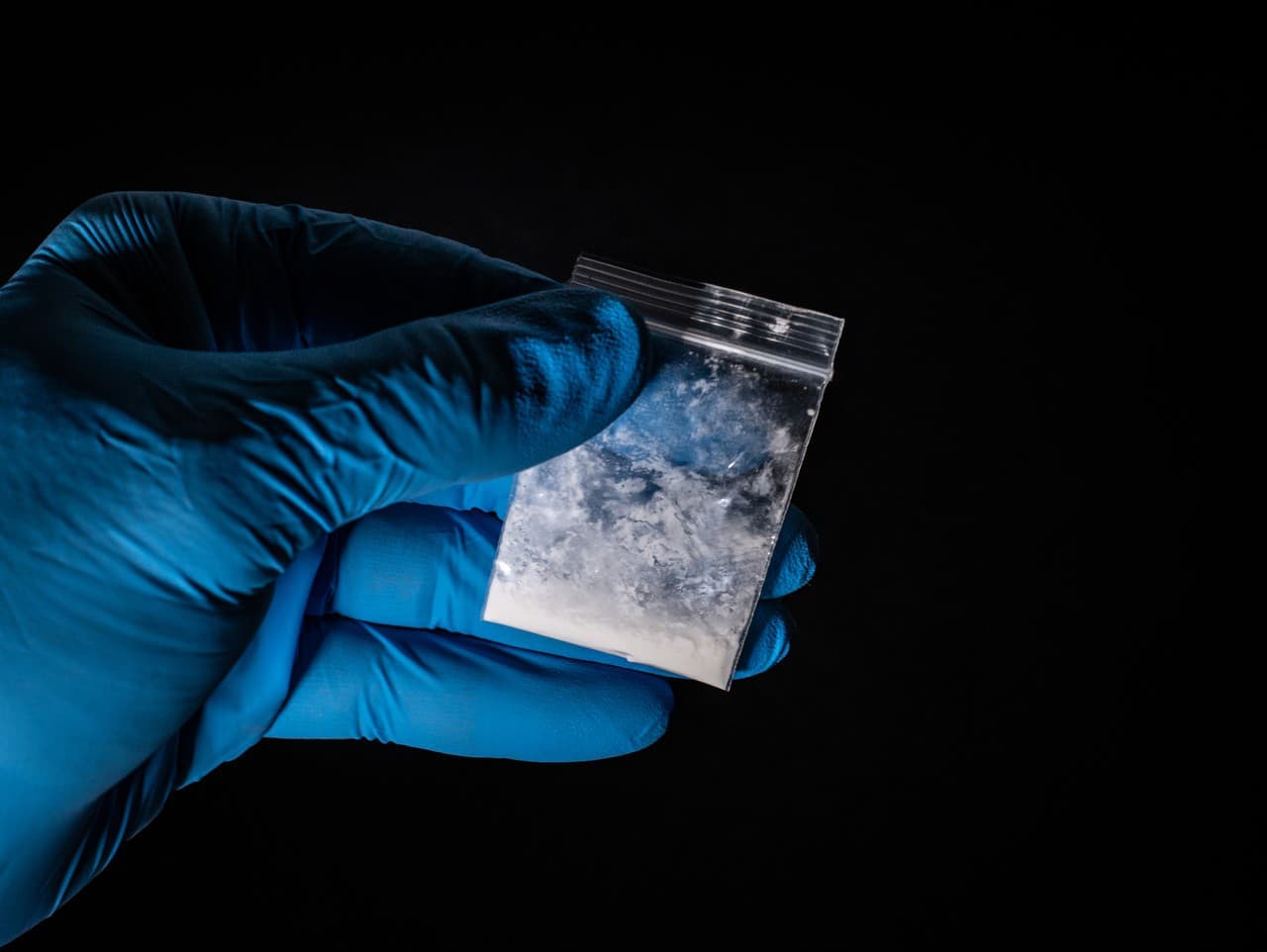 Polícia obvinila päť osôb v rámci rozsiahlej protidrogovej akcie