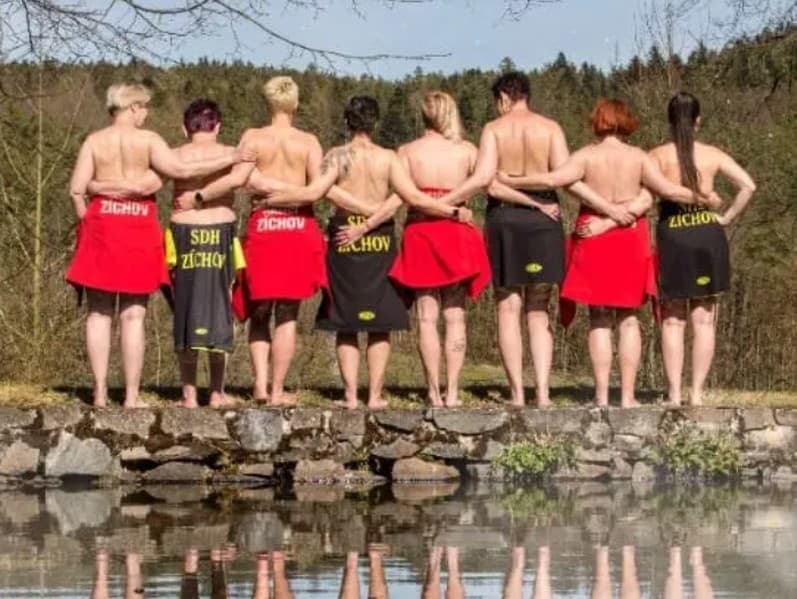 České hasičky dobývajú svet: Kalendár s šteklivými fotkami pre dobrú vec