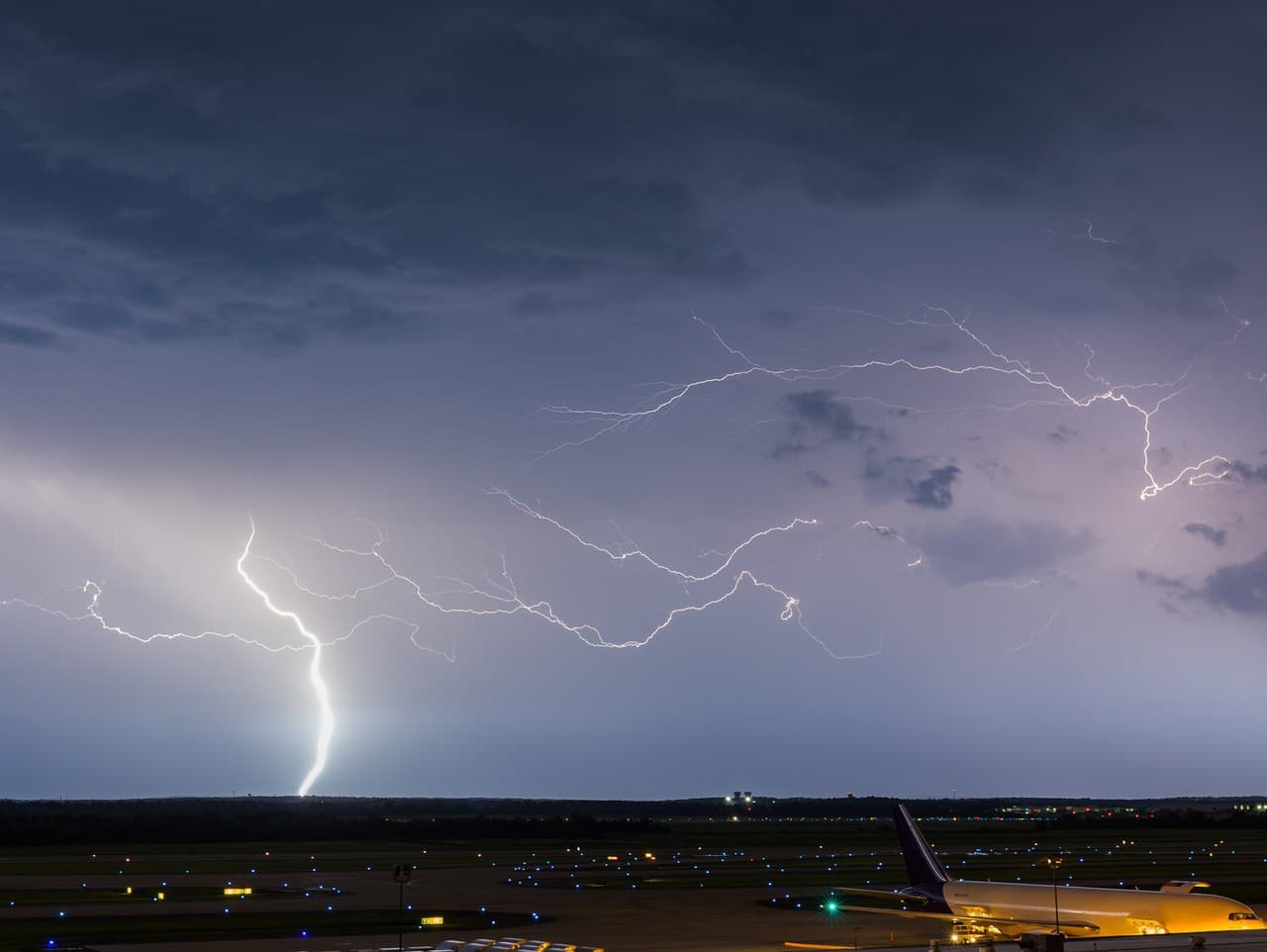 Zimné búrky na východe USA spôsobujú chaos na letiskách
