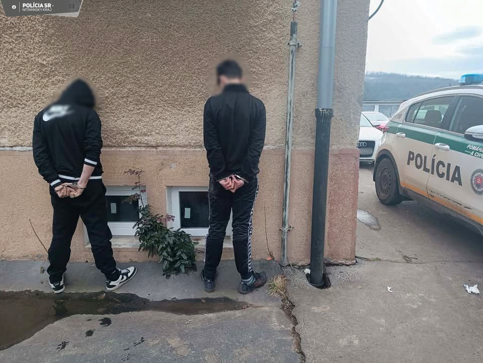 Polícia zadržala dvoch mladíkov s drogami v Tlmáčoch