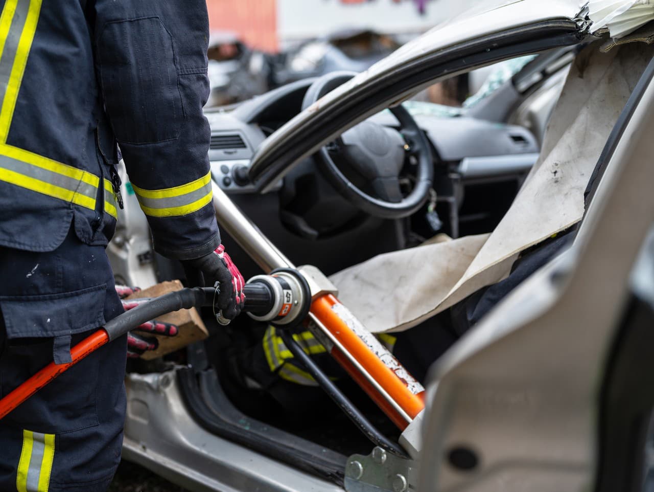 Hasiči zasahujú pri nehode troch vozidiel vo Zvolene