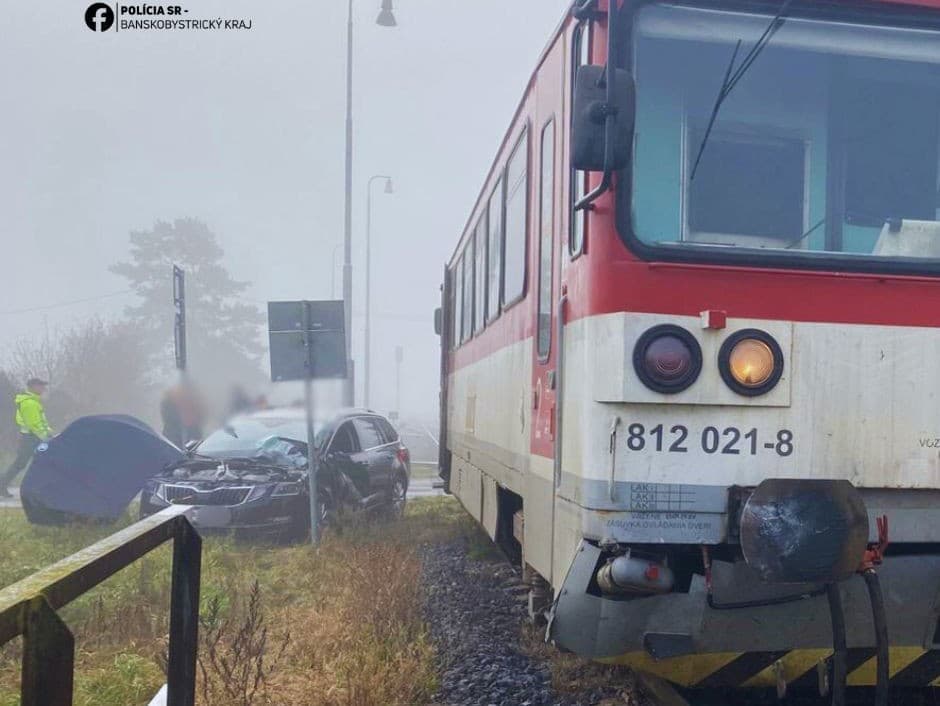 Zrážka auta s vlakom na Dobrej Nive: Bez zranení, ale s materiálnou škodou