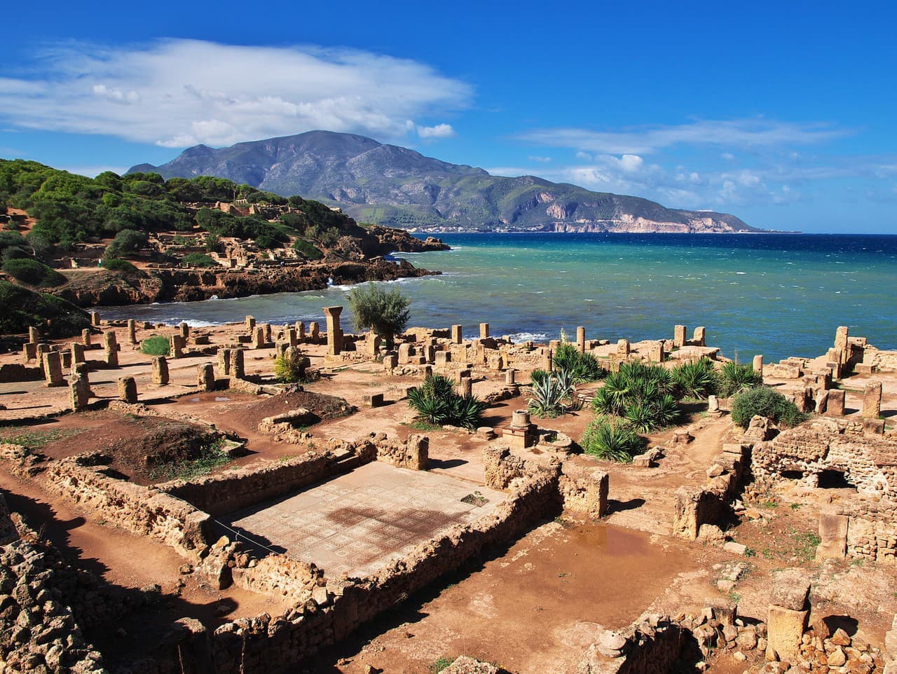 Tipasa: Staroveké mesto medzi morom a plážami