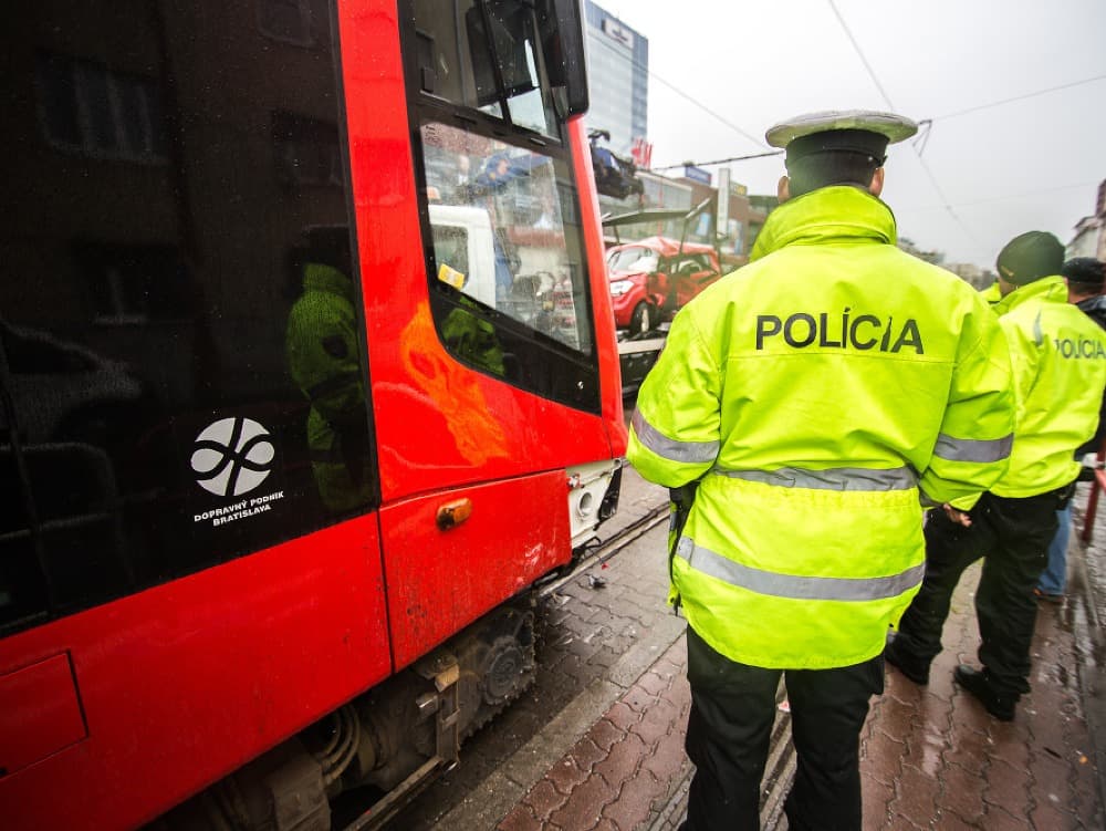 Kolaps vlakovej dopravy na Záhorí: Auto v koľajisku zastavilo premávku