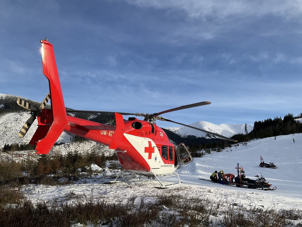 Dramatické chvíle na svahoch: Záchranári pomáhali štyrom lyžiarom