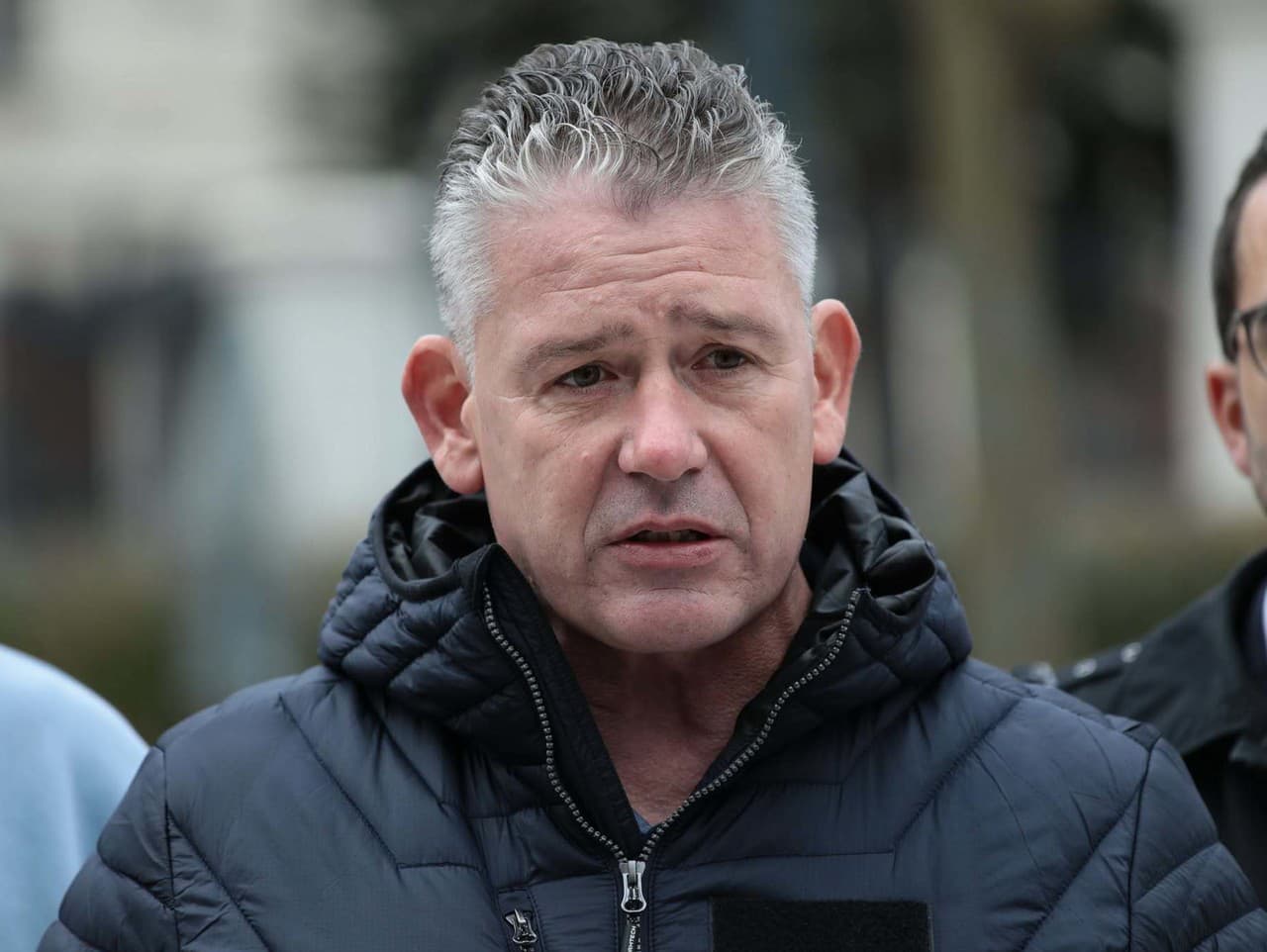 Hnutie Slovensko kritizuje vládu za klesajúce mzdy policajtov a hasičov