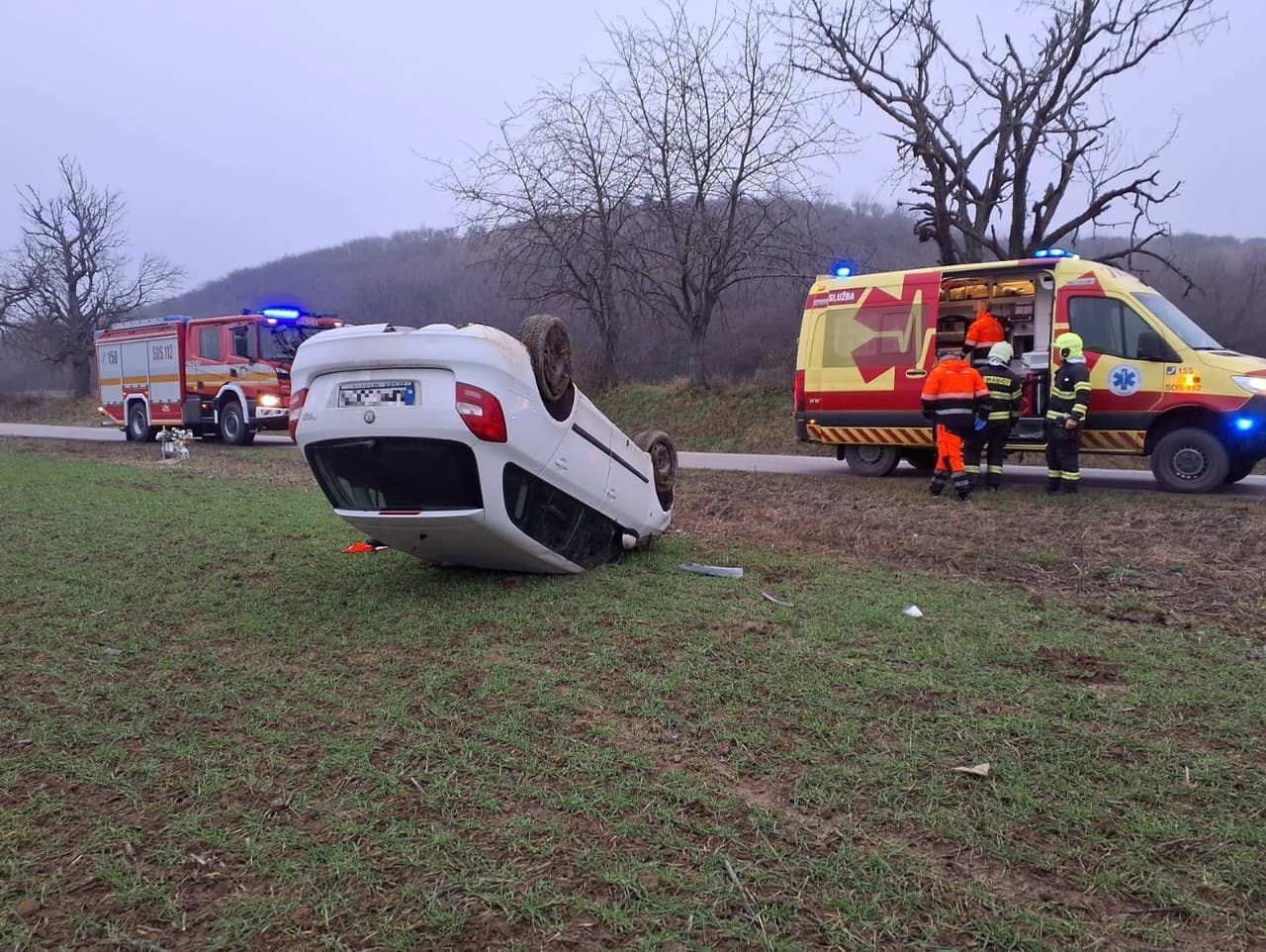 Dopravná nehoda v Novom Meste: Auto skončilo na streche