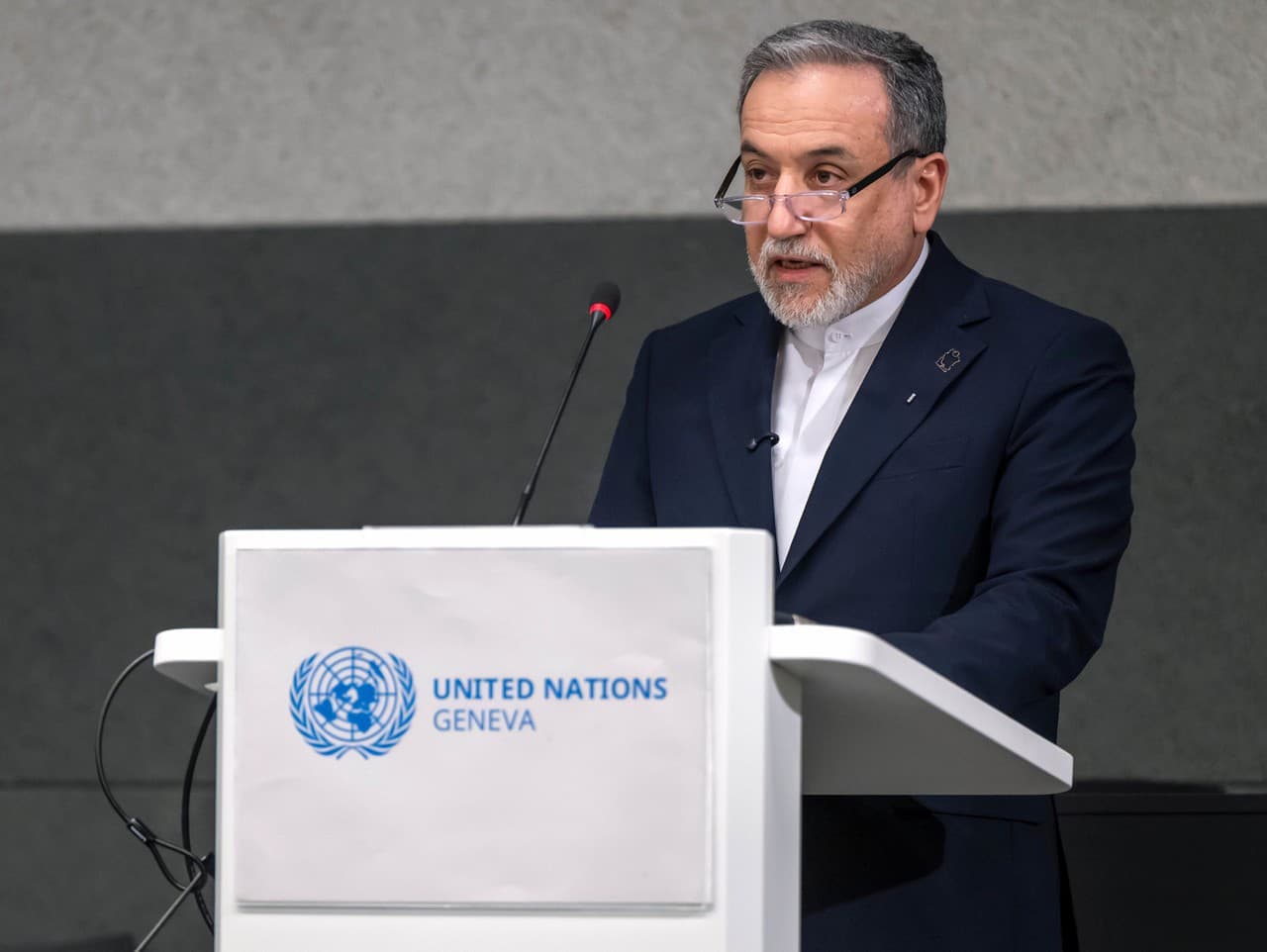 Iránske rokovania s USA: Arákčí vyzýva na realistický prístup