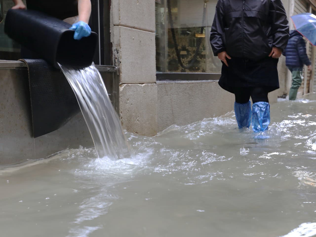 Taliansko zasiahli silné dažde a záplavy, Ligúria a Toskánsko sú v pohotovosti