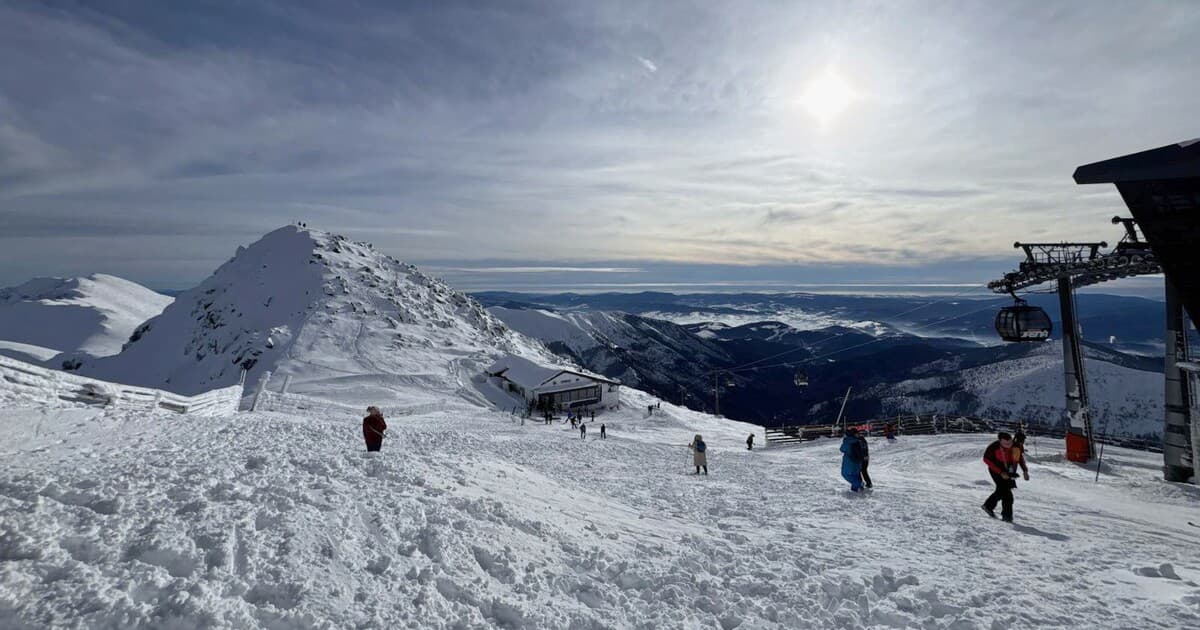 Silný vietor v Tatrách zatvoril obľúbené strediská a spôsobil problémy