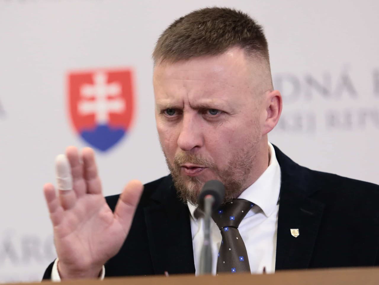 Kotlár odkladá správu o pandémii, spochybňuje účinnosť vakcín