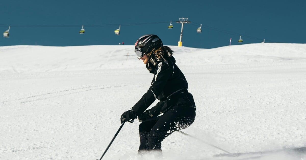 Taliansko zavádza povinné helmy pre lyžiarov a snowboardistov