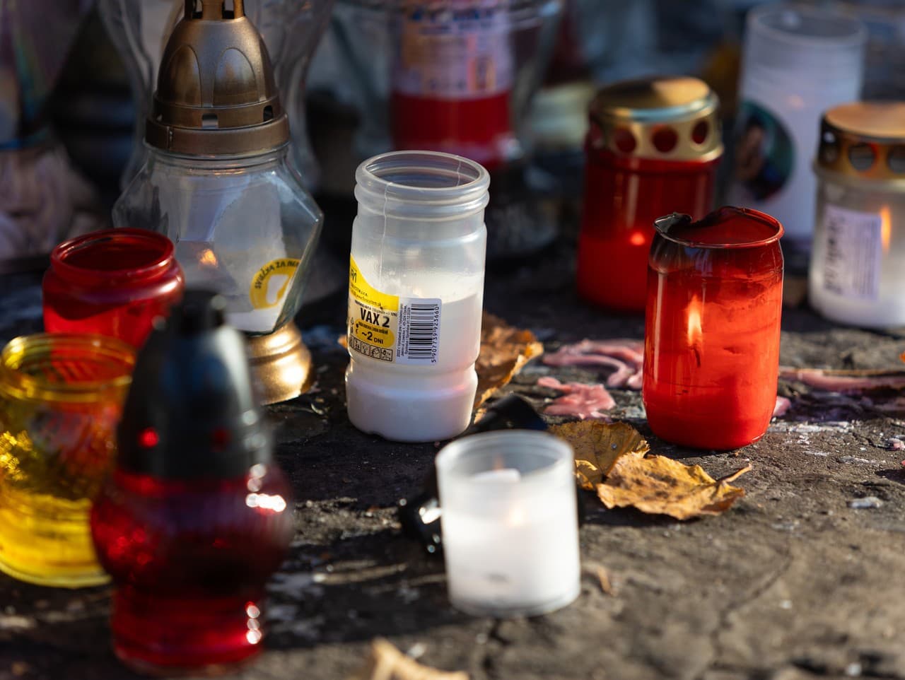 Tóny odpadu na cintorínoch: Hlavný problém plastové kahance