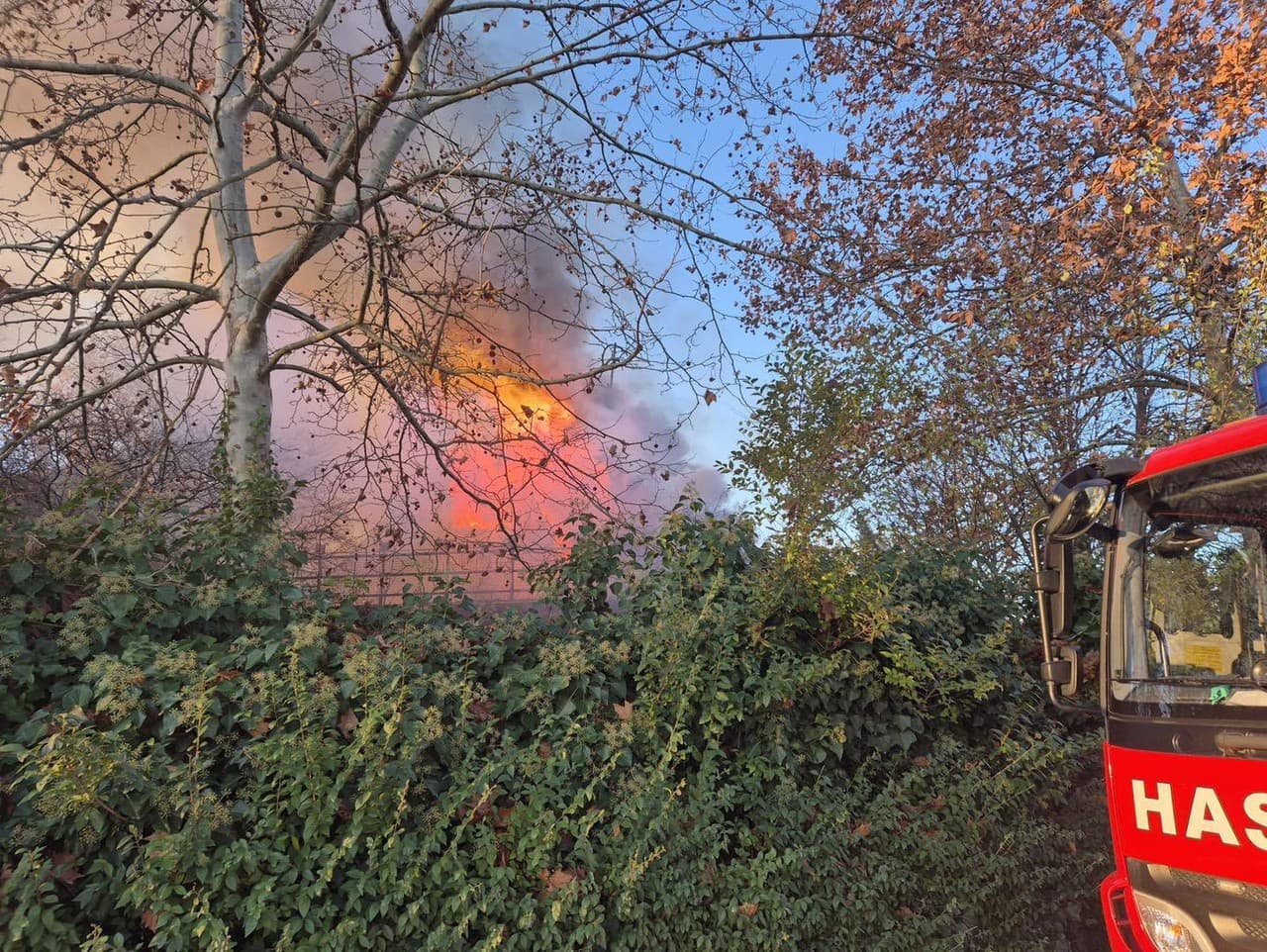 Hasiči zasahujú pri požiari neobývaného domu v Dunajskej Strede