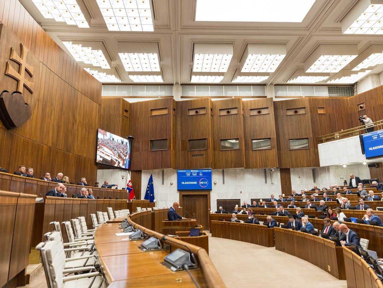 Poslanci NR SR rokovali o novom zákone o osvedčovaní listín
