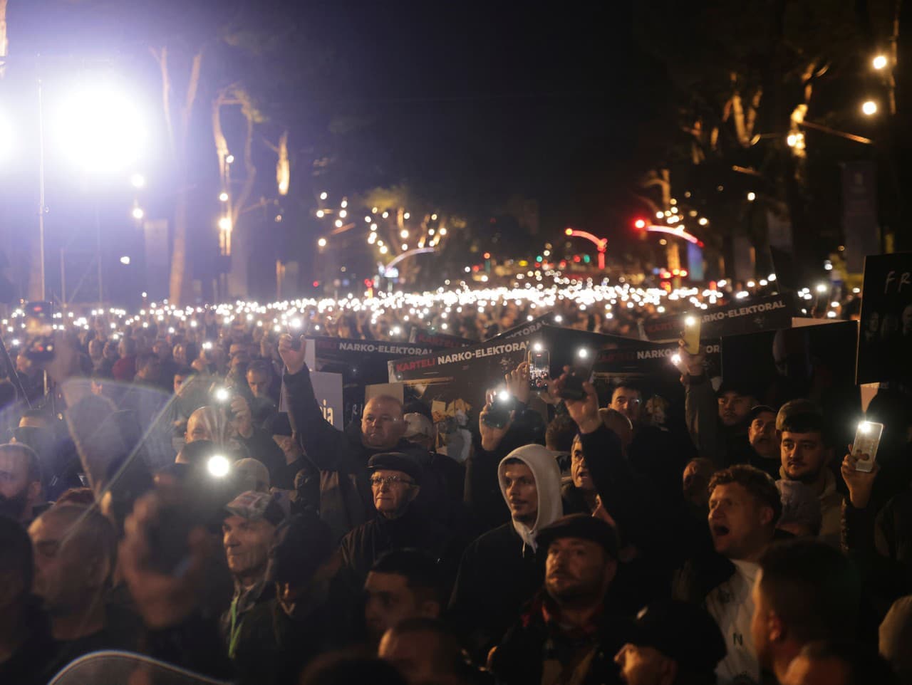 Protesty v Tirane: Polícia zasiahla proti demonštrantom žiadajúcim odstúpenie