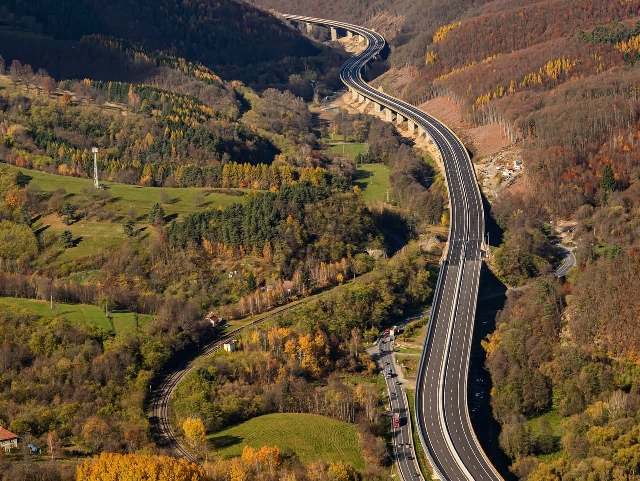 Na Slovensku otvorili novú rýchlostnú cestu R2 Kriváň - Mýtna