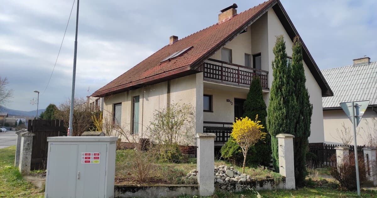 Susedské spory: Kedy môže sused postaviť plot na hranici pozemku?