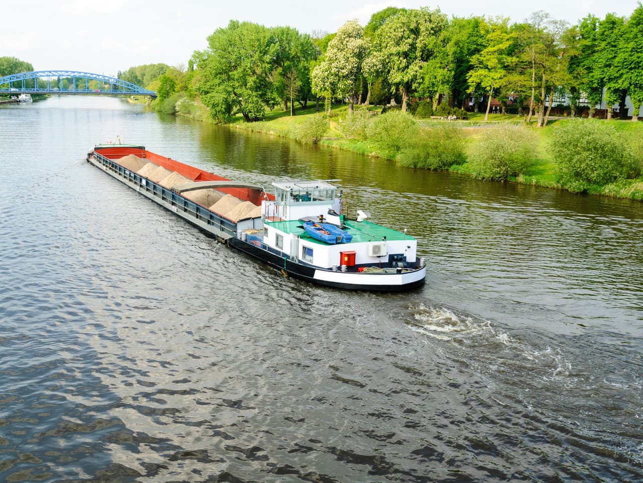 Loď so slovenskou vlajkou uviazla na Dunaji, zachránili ju po 80 hodinách