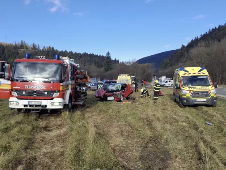 Dopravná nehoda pri Ružomberku: Dve zranené osoby, jedna uviaznutá