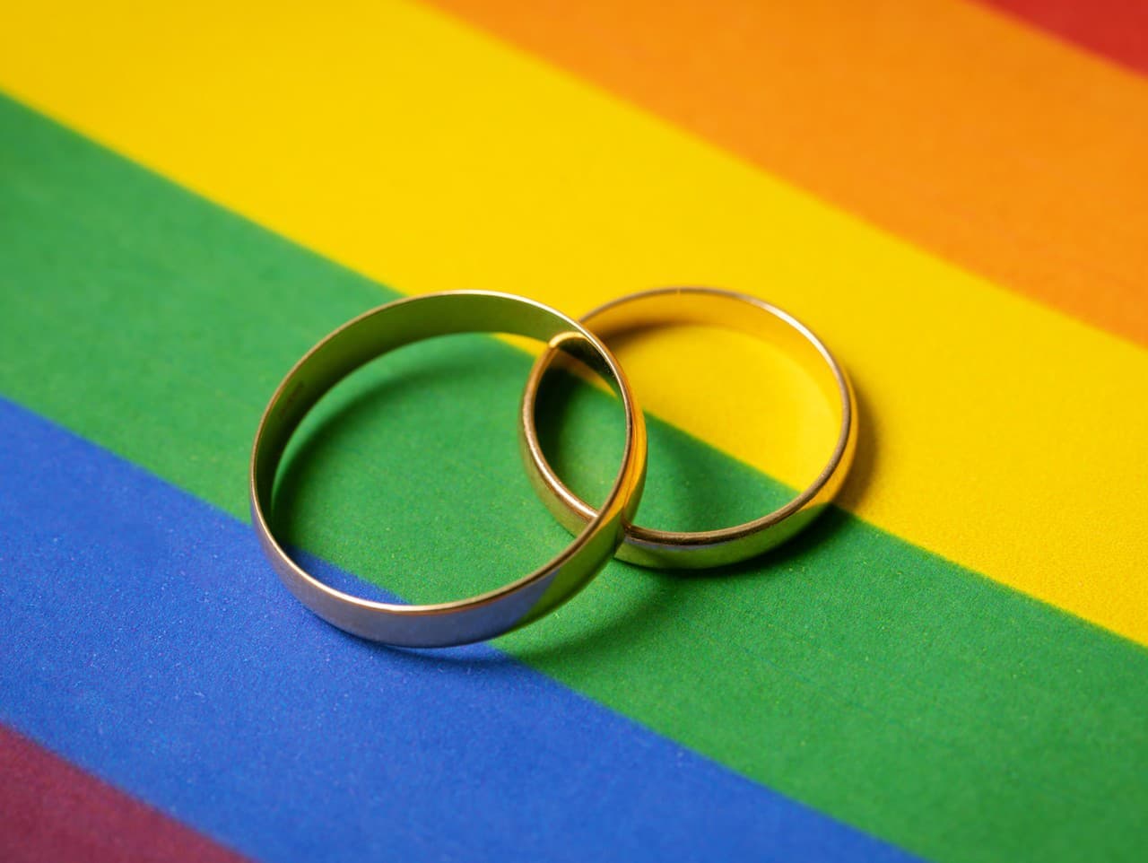 Poliaci rozdelení v otázke uznávania manželstiev rovnakého pohlavia