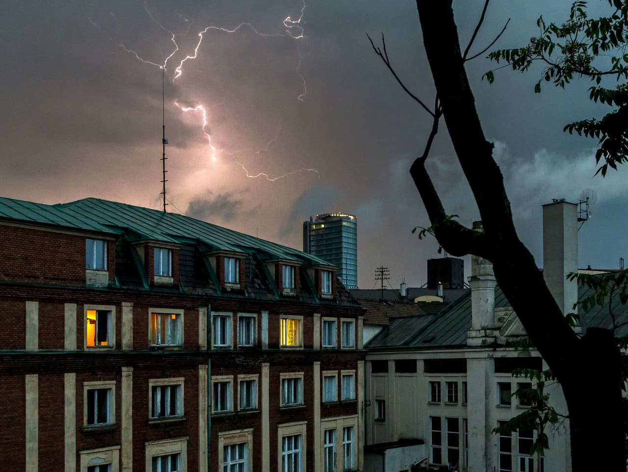 Prvá jarná búrka na Slovensku: Kde hrozí najväčšie nebezpečenstvo?