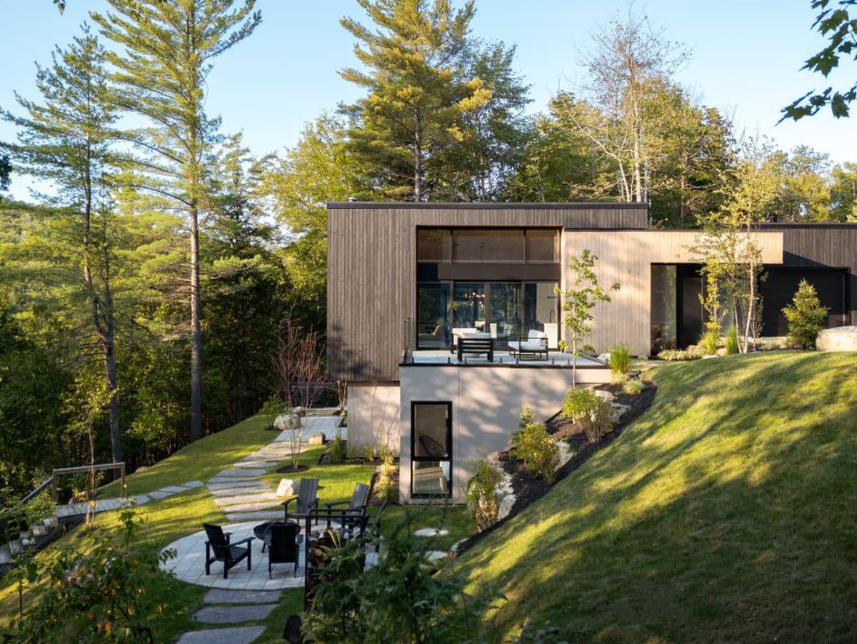 Dom na náročnom pozemku: Oáza pokoja nad jazerom Fournelle