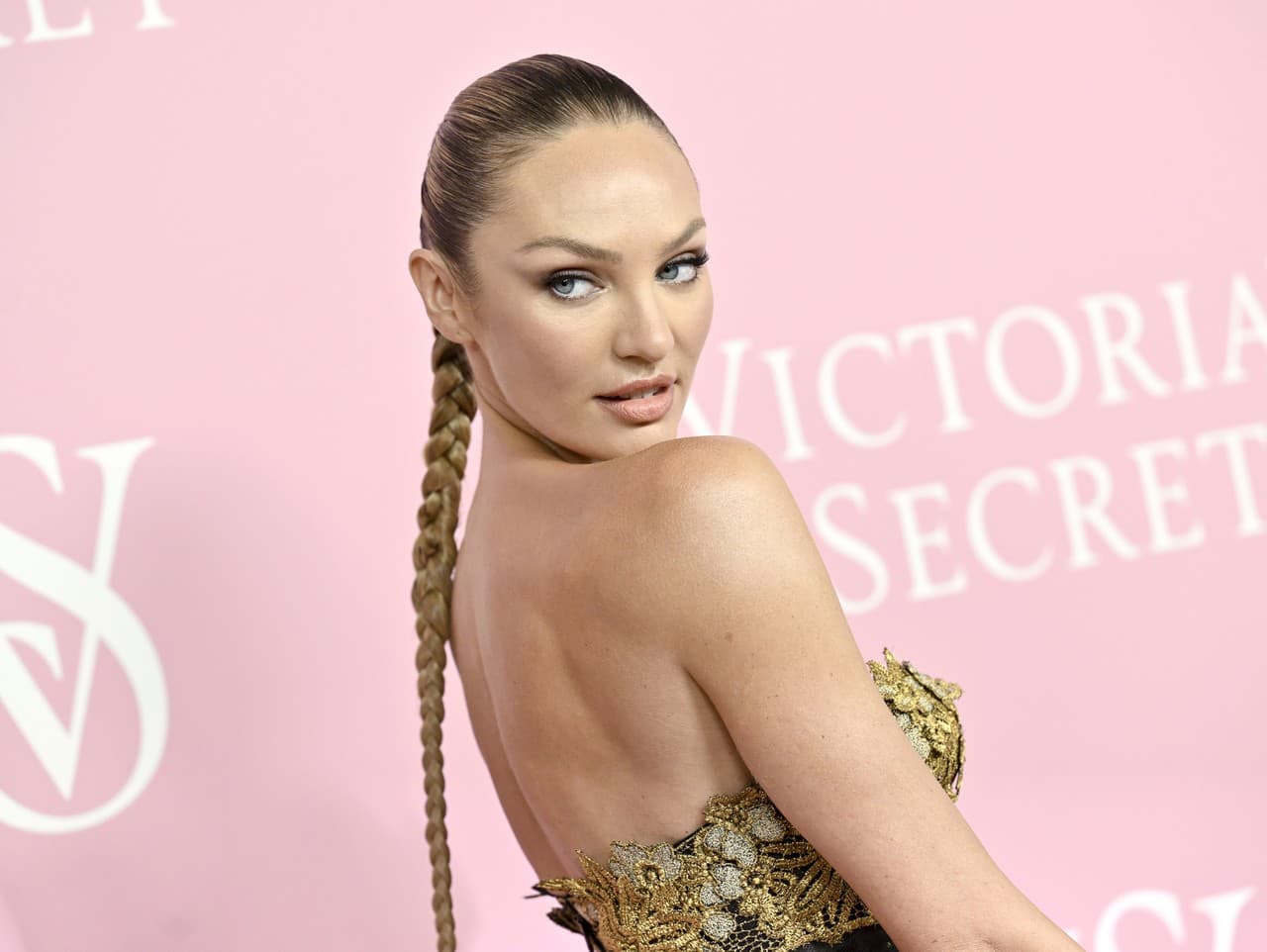 Candice Swanepoel opäť oslnila v plavkách a propagovala svoju značku