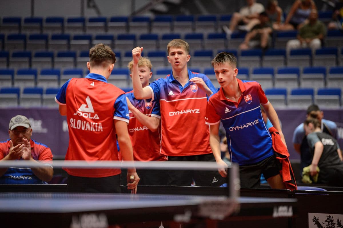Slovenskí mladí stolní tenisti na MS mládeže s kompletným tímom