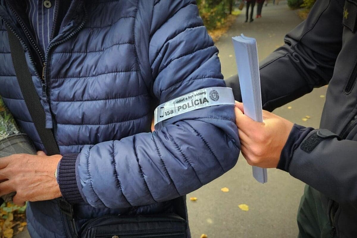 Polícia varuje: Reflexné prvky môžu zachrániť životy chodcov