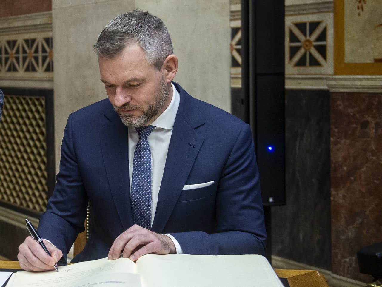 Prezident schválil balík legislatívnych zmien: Ústavný súd, elektronické dôkazy a priezviská