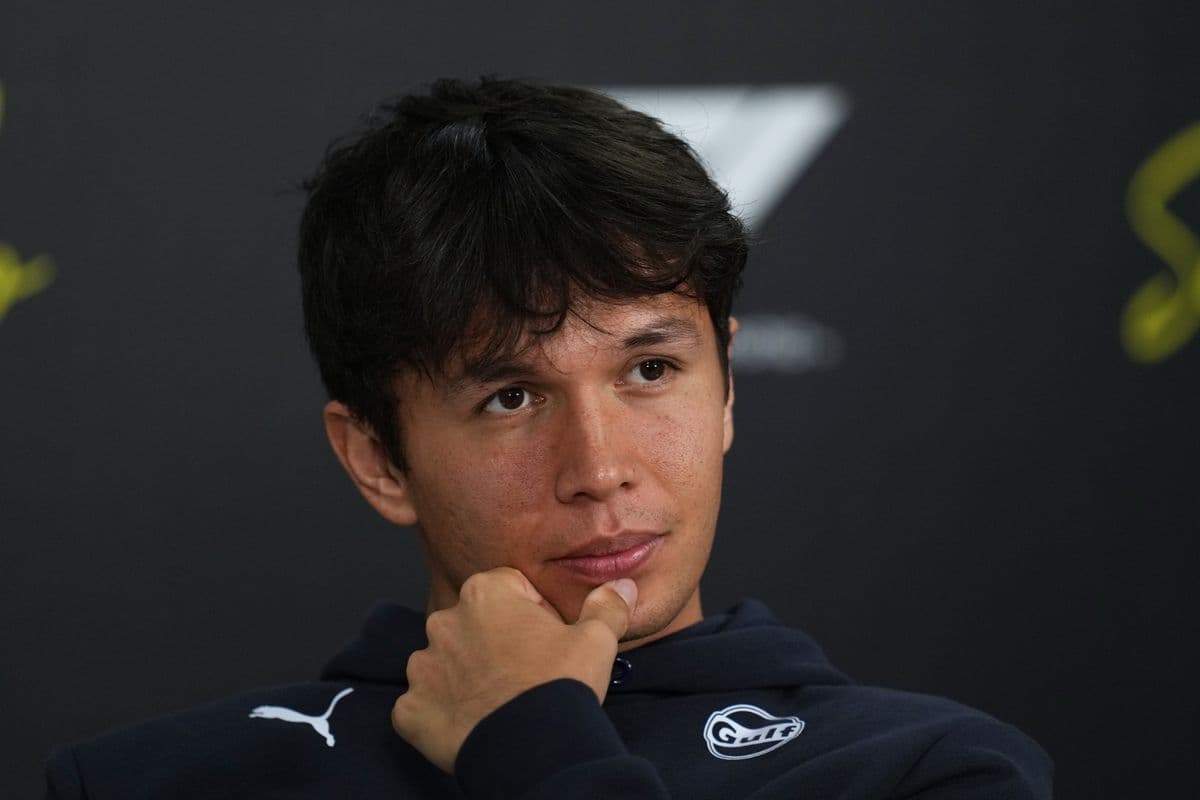 Albon prekvapený trestom po kolízii s Hamiltonom