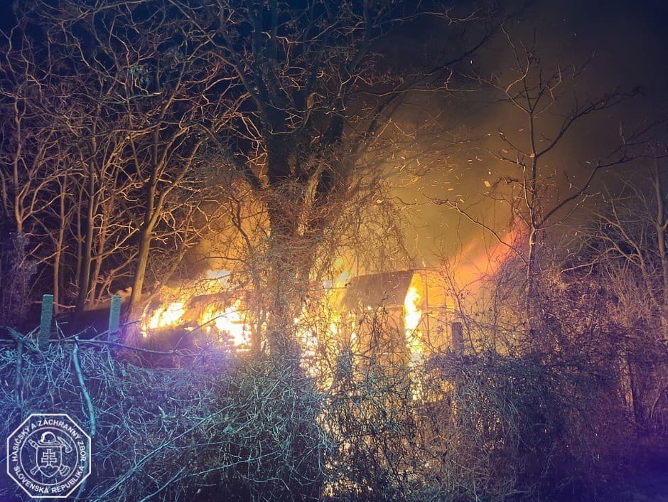 Požiar vagóna v Senci: Hasiči zasahovali v noci bez zranení