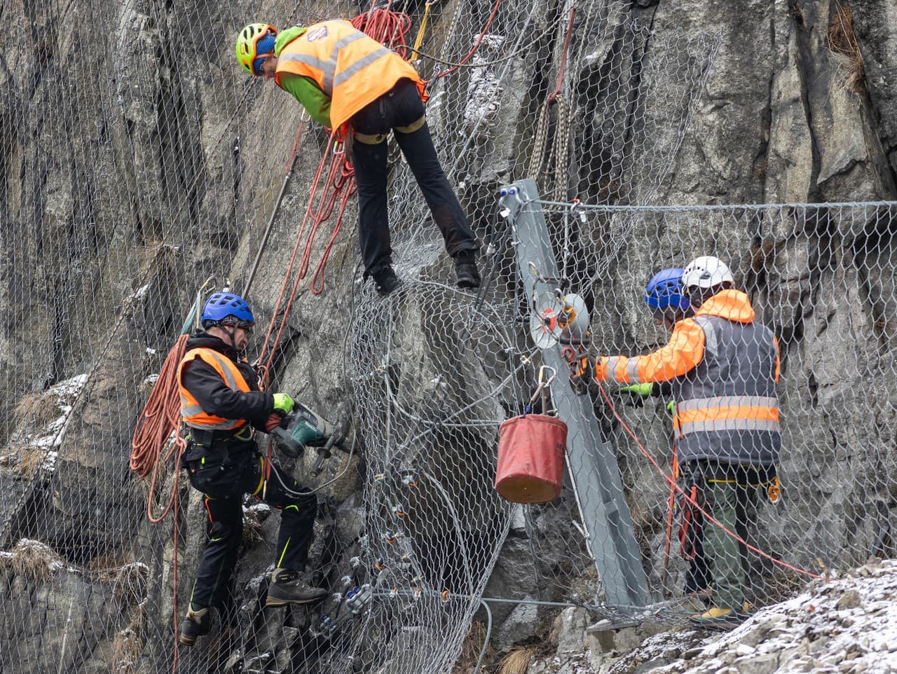 Tender na sanáciu svahu pri Strečne: Cesta I/18 ohrozená