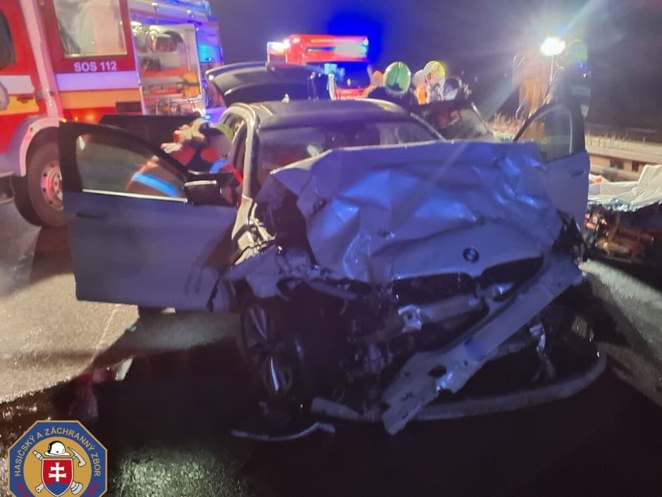 Hasiči zasahovali pri nehode dvoch áut, zranené aj dieťa