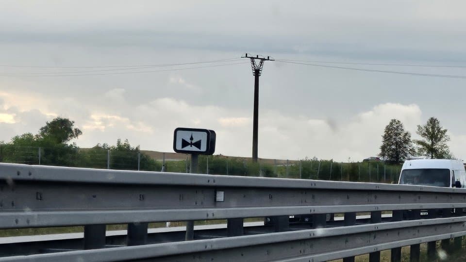 Nenápadné tabuľky na diaľniciach: Ochrana pred únikom ropných látok