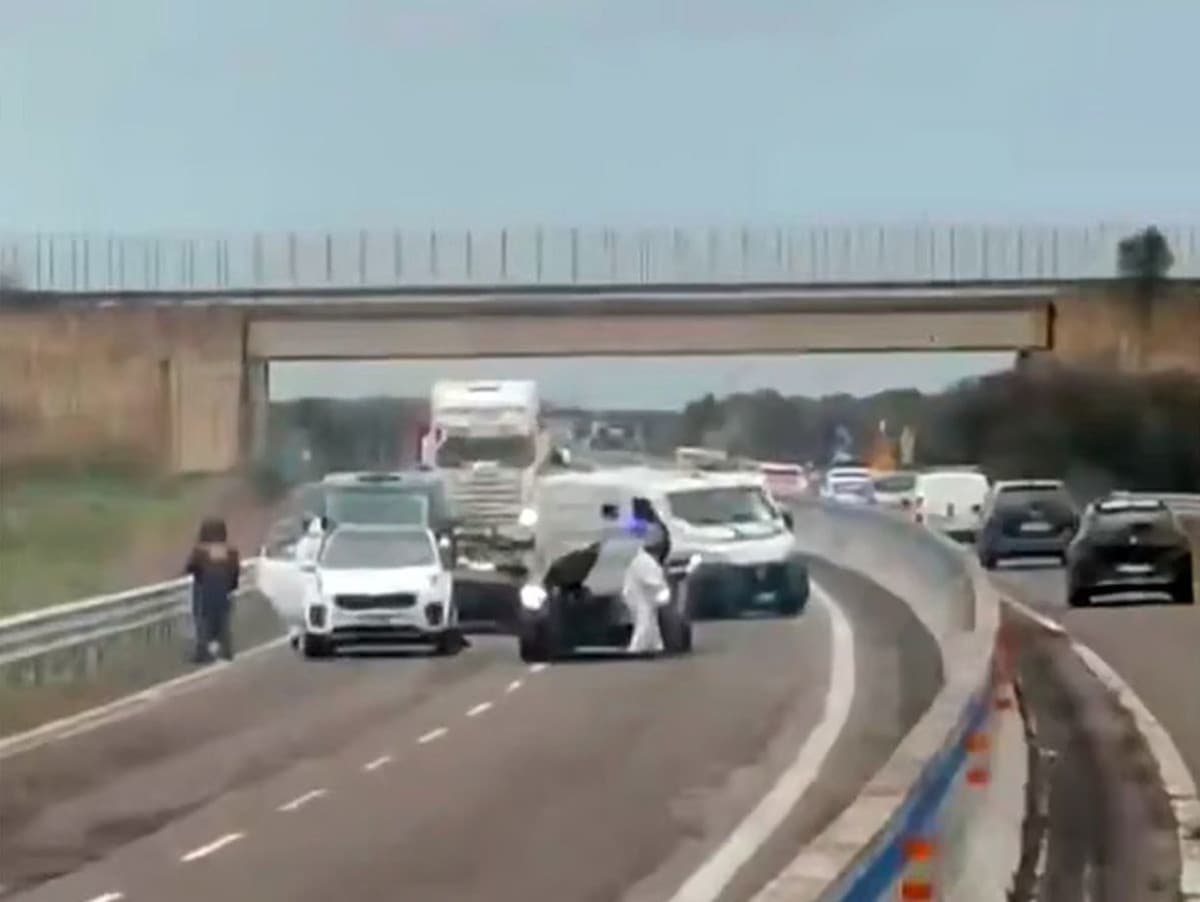 Dramatická lúpež na talianskej diaľnici: Lupiči vyhodili do vzduchu vozidlo