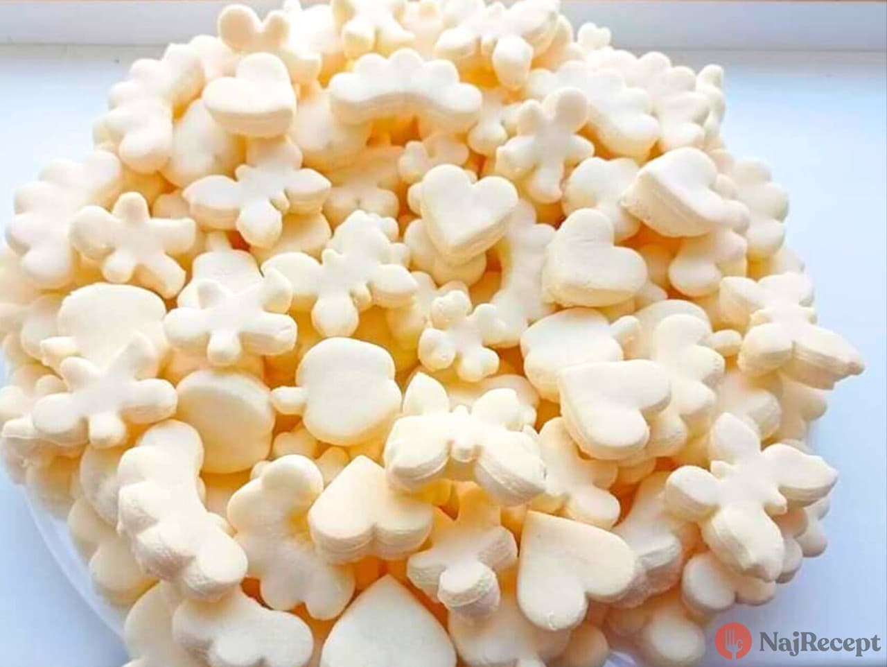 Fúkané žĺtkové koláčiky: Vianočné potešenie zo štyroch surovín