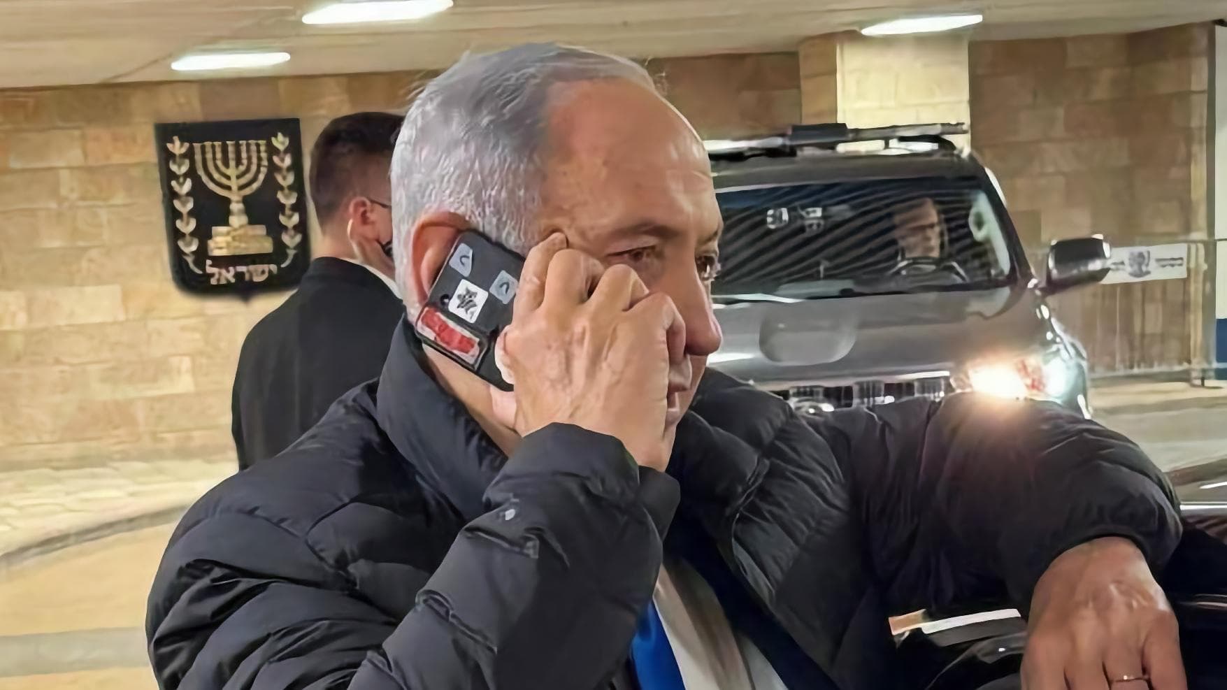 Červená páska na telefóne Netanjahua: Bezpečnostný protokol alebo paranoia?