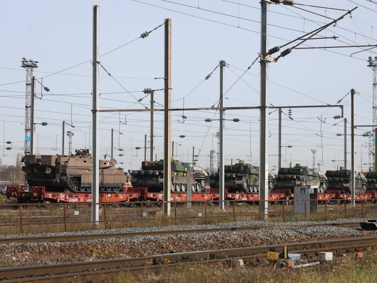 Francúzska polícia vyšetruje incident s dronom nad vlakom s tankami