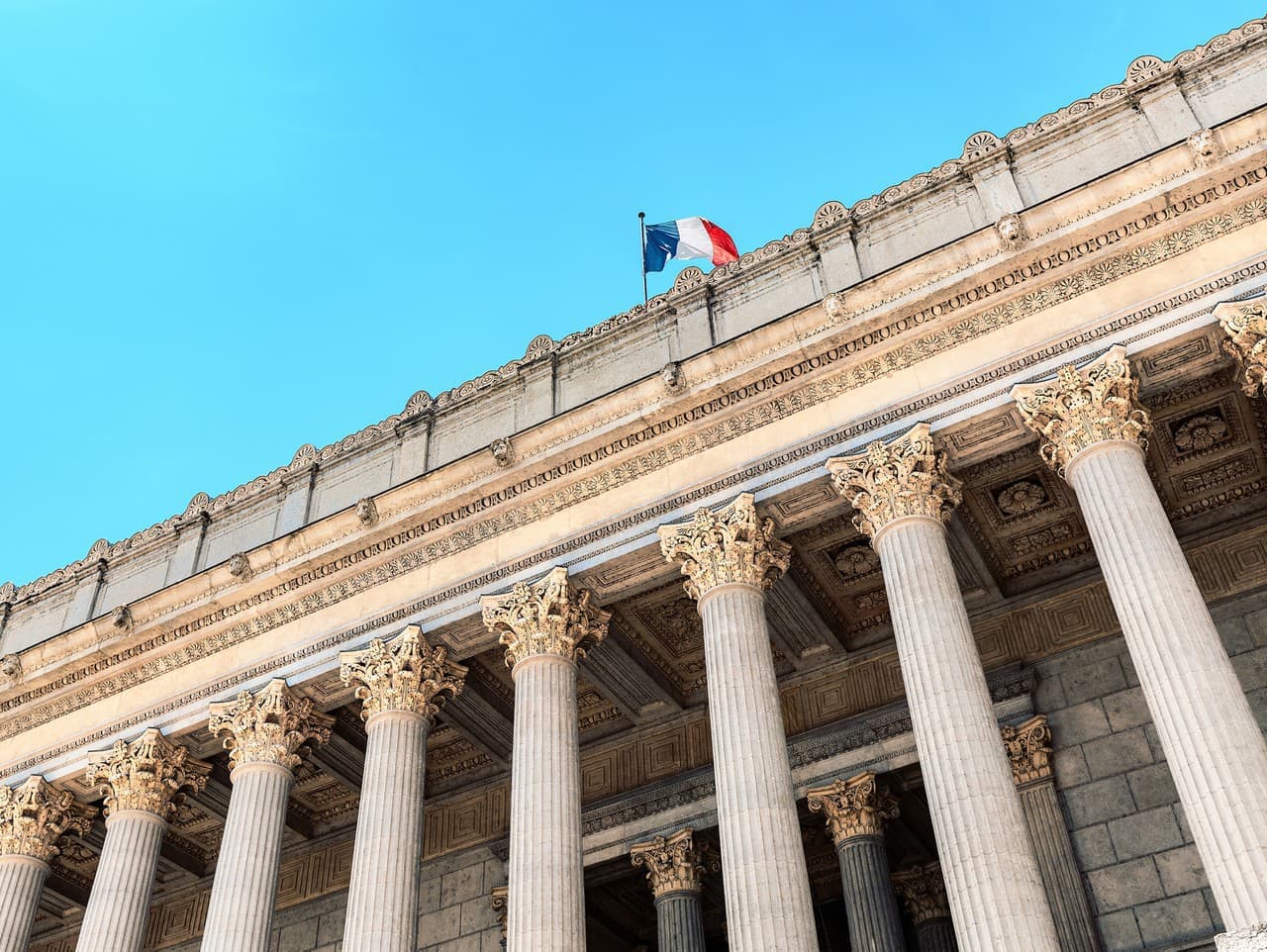 Francúzska vláda prežila ďalšie hlasovania o nedôvere