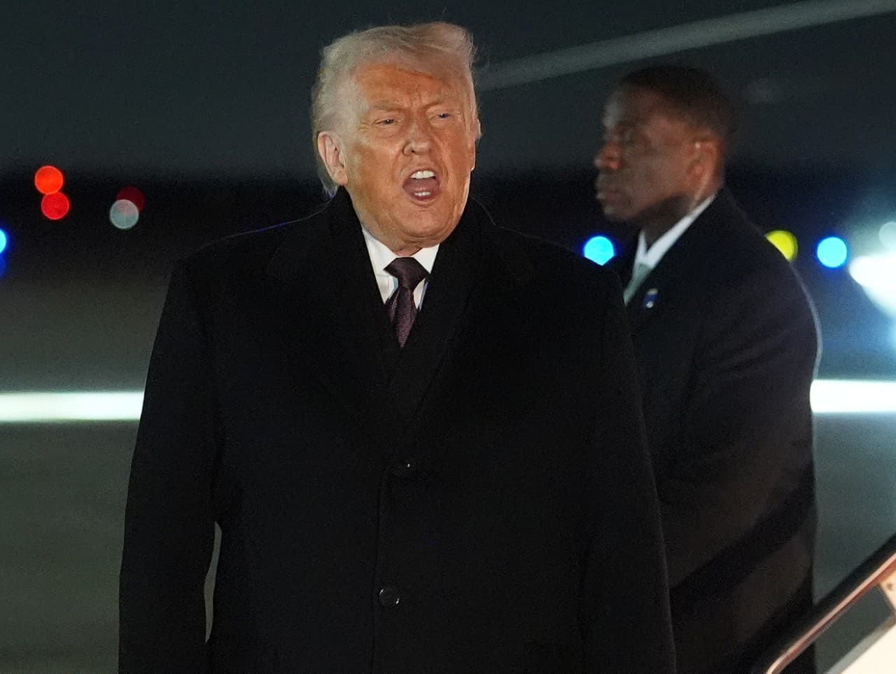 Trump nevylučuje vojenský zásah v Iráne, flotila mieri k hraniciam