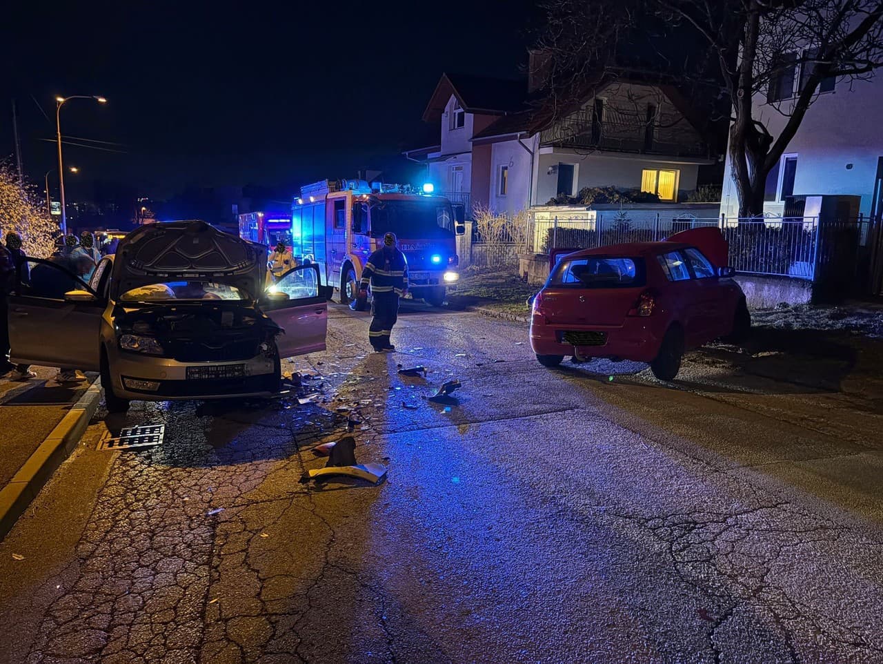 Dramatický večer košických hasičov: Hromadná nehoda a tragédia v teréne