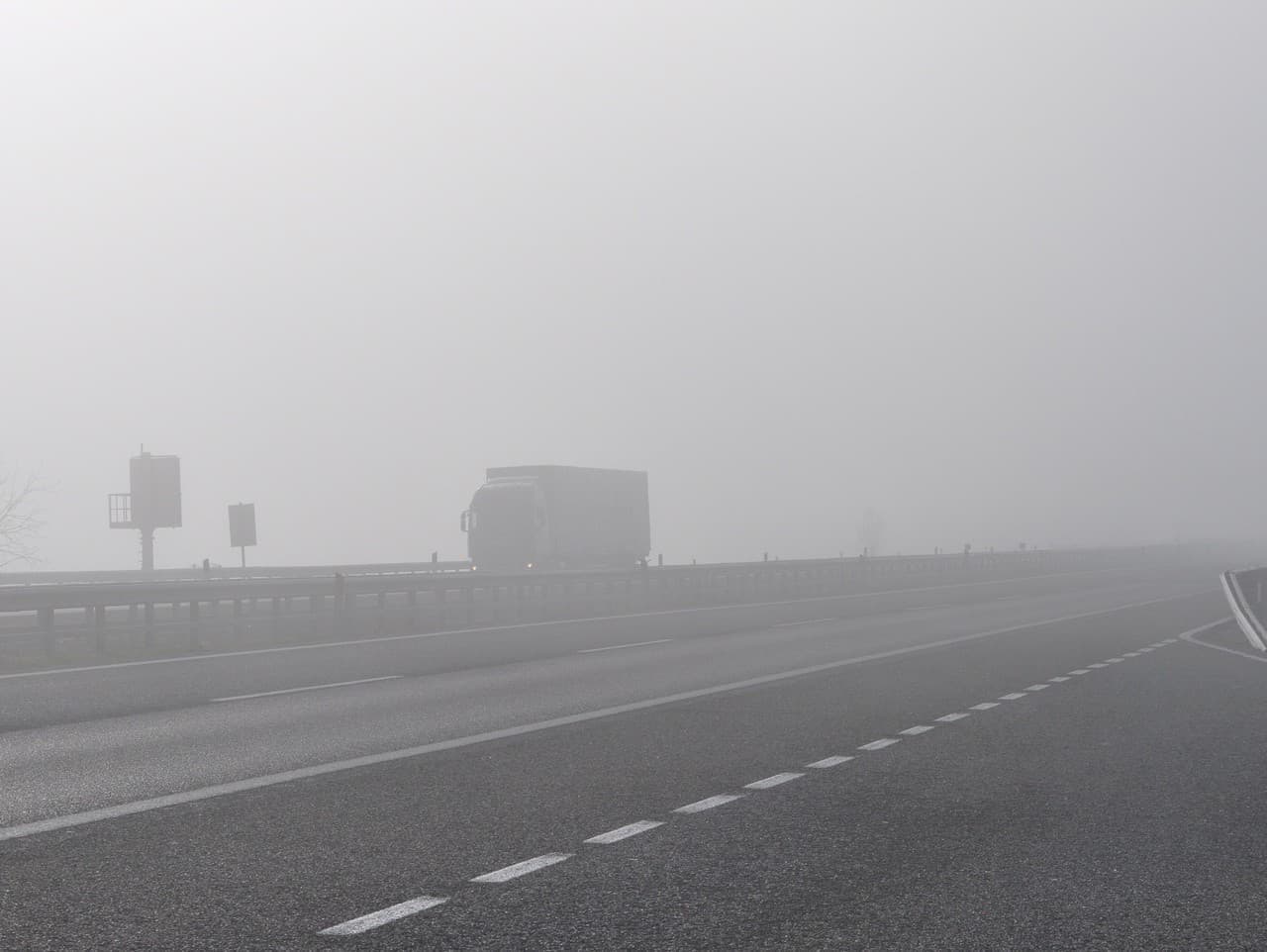 Hustá hmla obmedzuje dohľadnosť na Slovensku