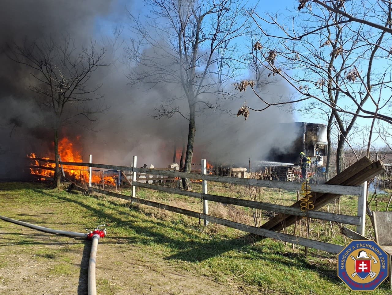 Požiar návesu medzi Sencom a Veľkým Bielom si vyžiadal zranenie