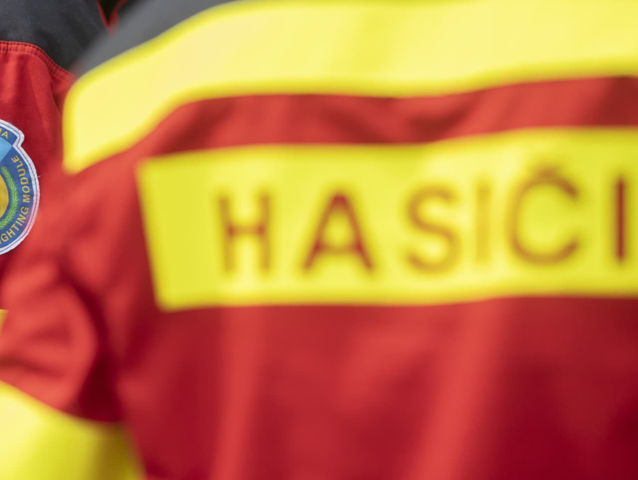 Hasiči zasahujú pri požiari rodinného domu v Harichovciach