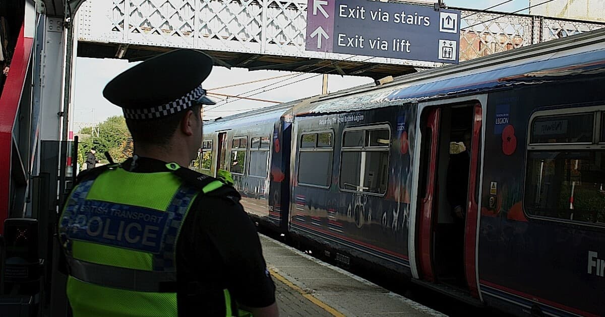 Útok nožom vo vlaku v Anglicku: Desiatky zranených, situácia kritická