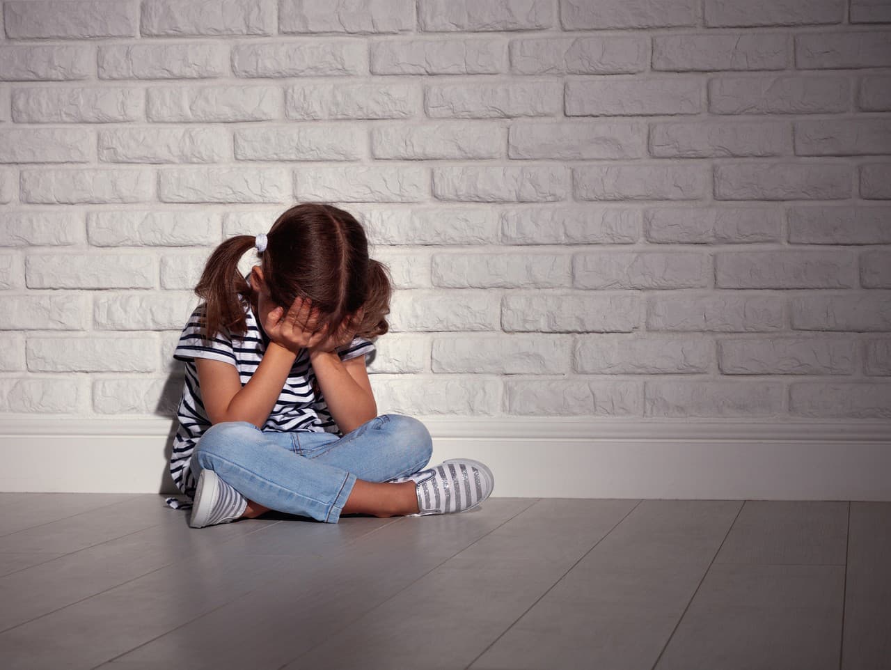 Matka ponúkala dcéru pedofilovi: Šokujúci rozsudok v Augsburgu