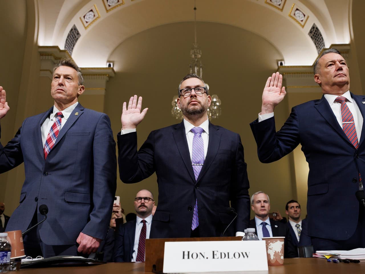 Americkí imigrační úradníci vypovedajú pred Kongresom po tragických udalostiach